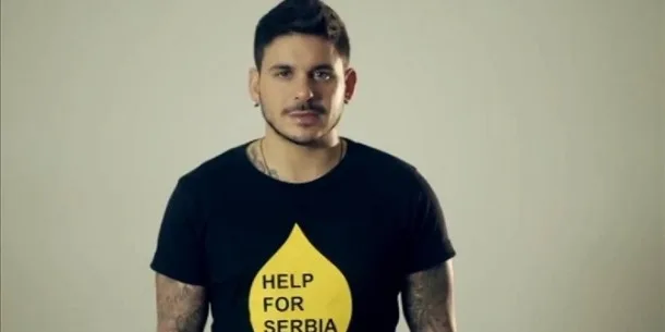 Ο Stan με μαύρο t-shirt που γράφει Help for Serbia.