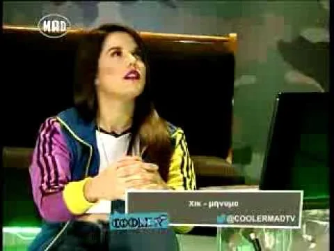 Παρουσιάστρια σε τηλεοπτικό πλατό της εκπομπής Cooler του MAD TV.
