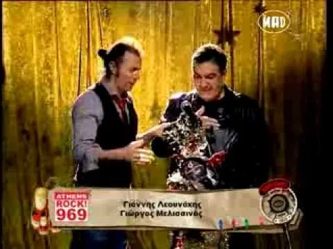 Ο Γιάννης Λεουνάκης και ο Γιώργος Μελισσινός σε τηλεοπτικό πλατό του MAD TV.