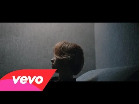 Η Elly Jackson των La Roux σε πλάνο προφίλ από το video clip του Let Me Down Gently.
