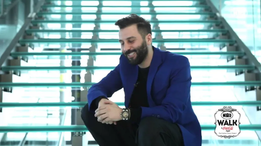Ο Κώστας Βογιατζής (Yatzer) σε γυάλινη σκάλα για το MadWalk.