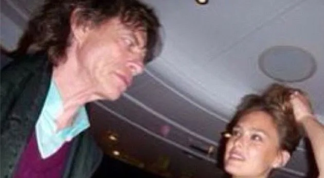 Ο Mick Jagger και η Bar Refaeli σε εσωτερικό χώρο.