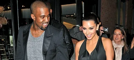 Ο Kanye West και η Kim Kardashian σε βραδινή έξοδο.