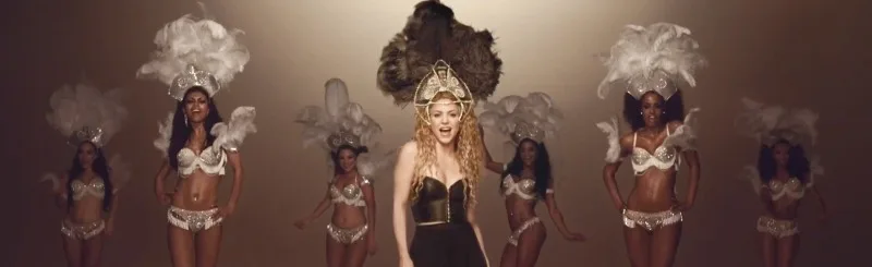 Η Shakira με χορεύτριες στο video clip του La La La