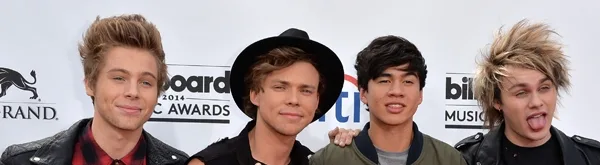 Οι 5 Seconds of Summer στα Billboard Music Awards 2014 στο Λας Βέγκας για την κυκλοφορία του Kiss Me Kiss Me.