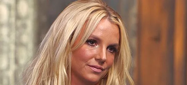 Κοντινό πλάνο της Britney Spears με ξανθά μαλλιά.