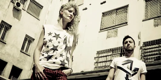 Το συγκρότημα Partimers, Billy Zed και St Joan, σε αστικό περιβάλλον.