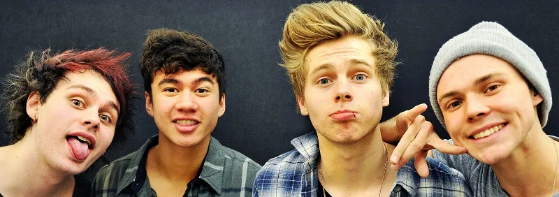 Τα μέλη του συγκροτήματος 5 Seconds Of Summer σε ομαδική φωτογραφία.