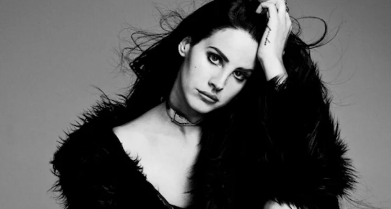 Η Lana Del Rey σε ασπρόμαυρη φωτογραφία με γούνινο παλτό.