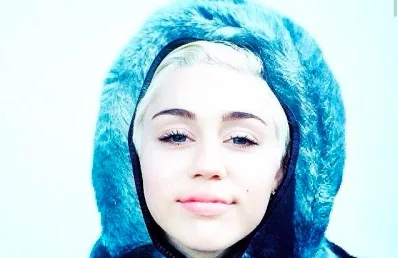 Η Miley Cyrus με γαλάζια γούνινη κουκούλα