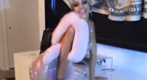 Η Rihanna με το διάφανο φόρεμα των βραβείων CFDA 2014.