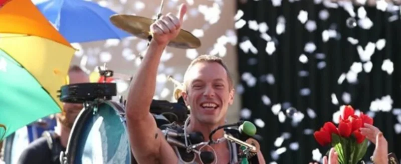 Ο Chris Martin των Coldplay στο video clip του A Sky Full Of Stars.