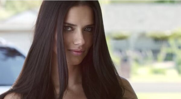 Απίστευτη διαφήμιση για το Μουντιάλ με την super sexy Adriana Lima!