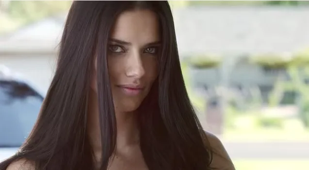 Κοντινό πλάνο της Adriana Lima με μακριά καστανά μαλλιά