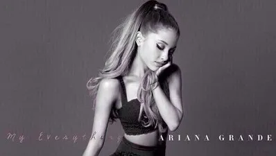 Η Ariana Grande σε ασπρόμαυρη φωτογραφία για το άλμπουμ My Everything.