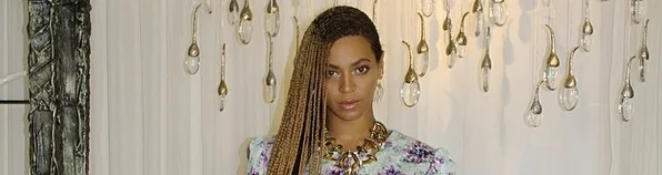 Η Beyoncé με μακριά ξανθά braids και φλοράλ φόρεμα.