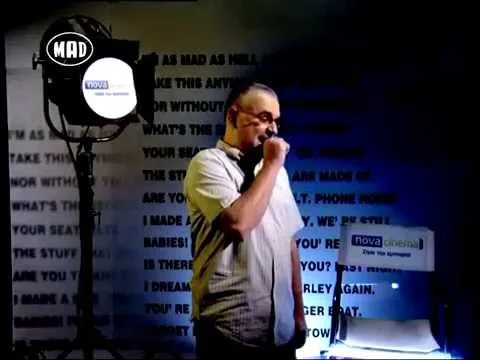 Ο Ηλίας Φραγκούλης σε τηλεοπτικό πλατό με κινηματογραφικό προβολέα.