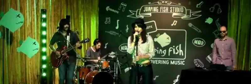 Το συγκρότημα Echo Train στη σκηνή του Jumping Fish Studio.