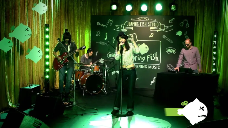 Το συγκρότημα Echo Train στη σκηνή του Jumping Fish Studio.