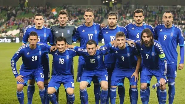 Η Εθνική Ελλάδας ποδοσφαίρου σε ομαδική φωτογραφία στο γήπεδο.
