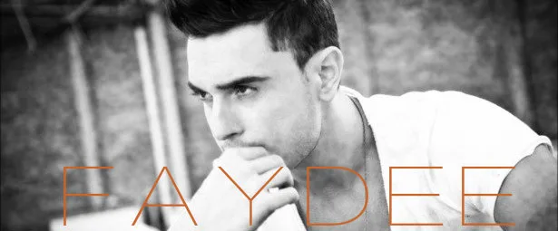 Ο Faydee σε ασπρόμαυρο κοντινό πλάνο.
