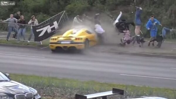 Απίστευτο ατύχημα! Super car πέφτει πάνω σε κόσμο που παρακολουθεί το show!
