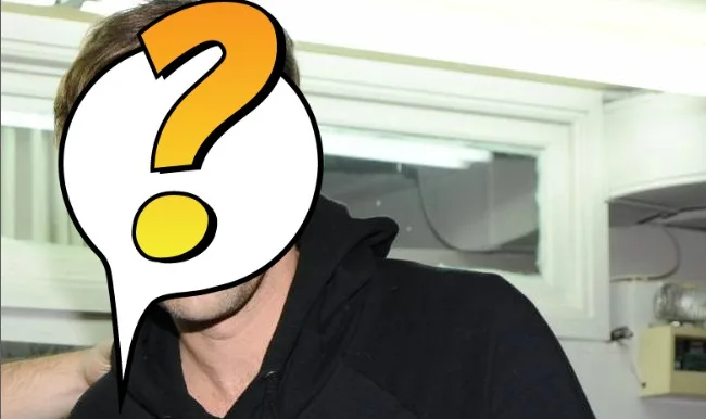 Ο Γιάννης Στάνκογλου με μαύρη μπλούζα με κουκούλα.