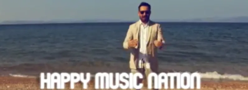 Ο Θέμης Γεωργαντάς στην παραλία για το Happy Music Nation.