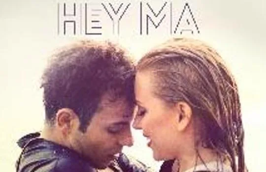 Ο Claydee και μια γυναίκα σε κοντινό πλάνο για το Hey Ma.