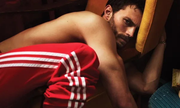 Ο Jamie Dornan σε sexy φωτογράφιση με κόκκινη αθλητική φόρμα.