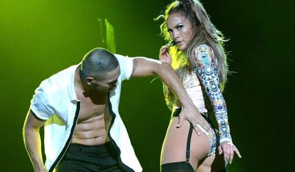 JLO: Την απάτησε ο Casper και βγήκε στη σκηνή super sexy με ζαρτιέρες!