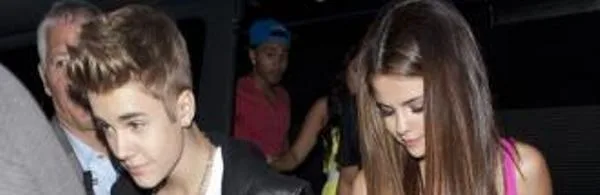 Ο Justin Bieber και η Selena Gomez σε βραδινή έξοδο.