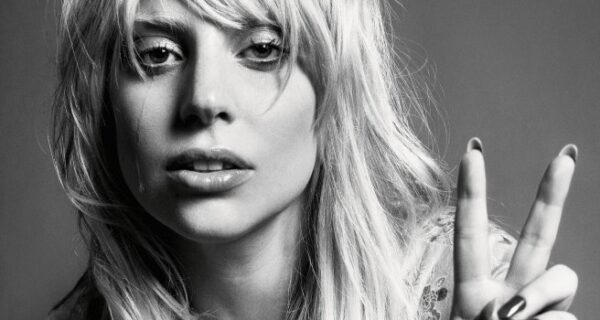 Η Lady Gaga στο κρεβάτι της είναι πανέμορφη! Δείτε την!