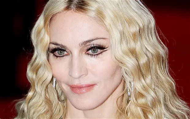 Κοντινό πορτρέτο της Madonna με ξανθά κυματιστά μαλλιά.