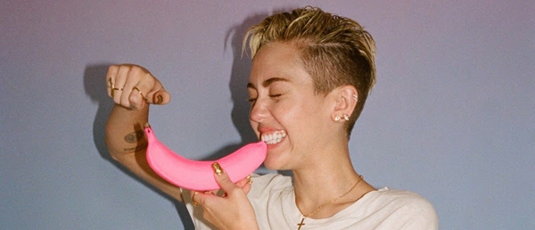 Το΄χασε! H Miley Cyrus καπνίζει…μια ροζ μπανάνα και γλύφεται στον καθρέφτη!