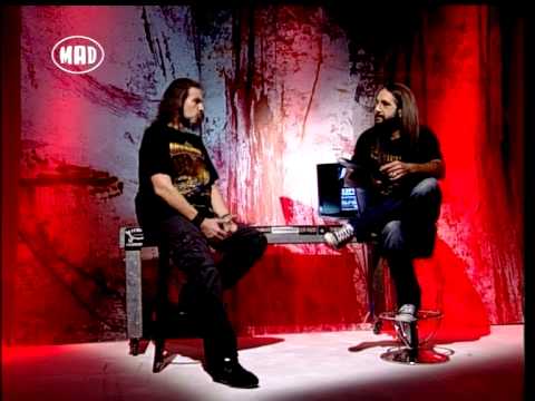 Ο Χάκος Περβανίδης παίρνει συνέντευξη από μέλος των Battleroar στο πλατό του TV War.