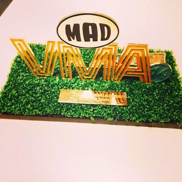 Το βραβείο των Mad VMA 2014 πάνω σε βάση με τεχνητό γρασίδι.
