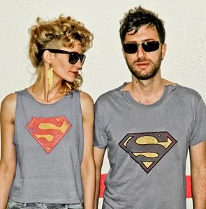 Ο Billy Zed και η S των The Partimers με μπλουζάκια Superman.