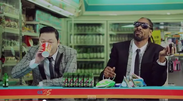 Ο PSY και ο Snoop Dogg σε σκηνή από βίντεο κλιπ μέσα σε ένα ψιλικατζίδικο.