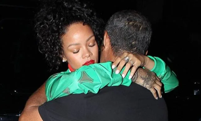 Η Rihanna αγκαλιάζει τον πατέρα της.