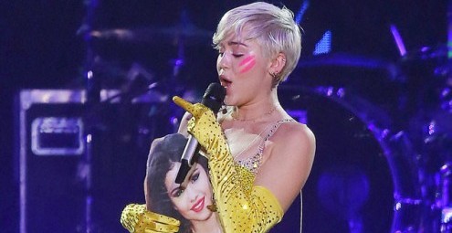 «Πόλεμος» ανάμεσα σε Miley Cyrus – Selena Gomez;