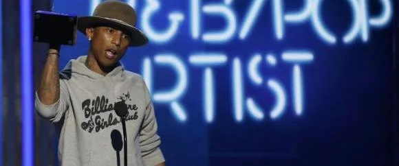 Ο Pharrell Williams στα BET Awards κρατώντας ένα βραβείο.
