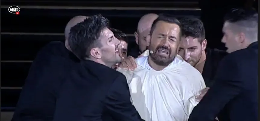 Ο Θέμης Γεωργαντάς στη σκηνή των MAD VMA.