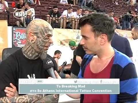 Στιγμιότυπο από το 8ο Athens International Tattoo Convention με δημοσιογράφο και καλεσμένο.