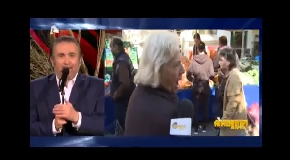 Ο Λάκης Λαζόπουλος σε τηλεοπτικό πλάνο δίπλα σε βίντεο από λαϊκή αγορά.