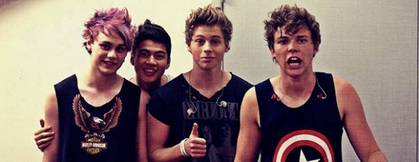 Οι 5 Seconds Of Summer υπογράφουν αυτόγραφα και στις…μητέρες των φαν τους!