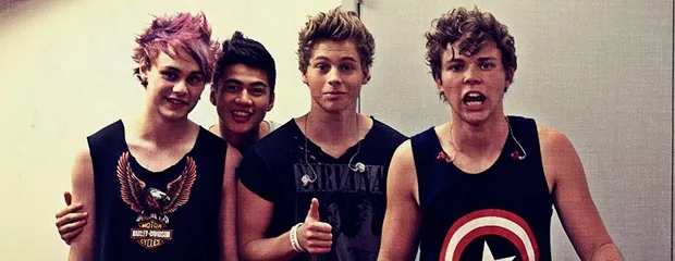 Τα μέλη του συγκροτήματος 5 Seconds Of Summer ποζάρουν μαζί.