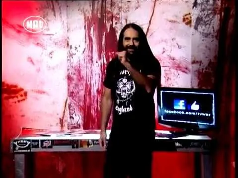 Παρουσιαστής της εκπομπής Tv War στο στούντιο του Mad TV.