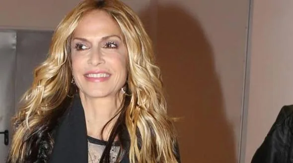 Η Άννα Βίσση με ξανθά κυματιστά μαλλιά και μαύρο σακάκι.