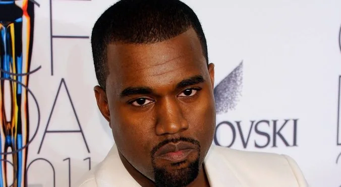 Ο Kanye West σε κοντινό πλάνο με λευκό σακάκι.